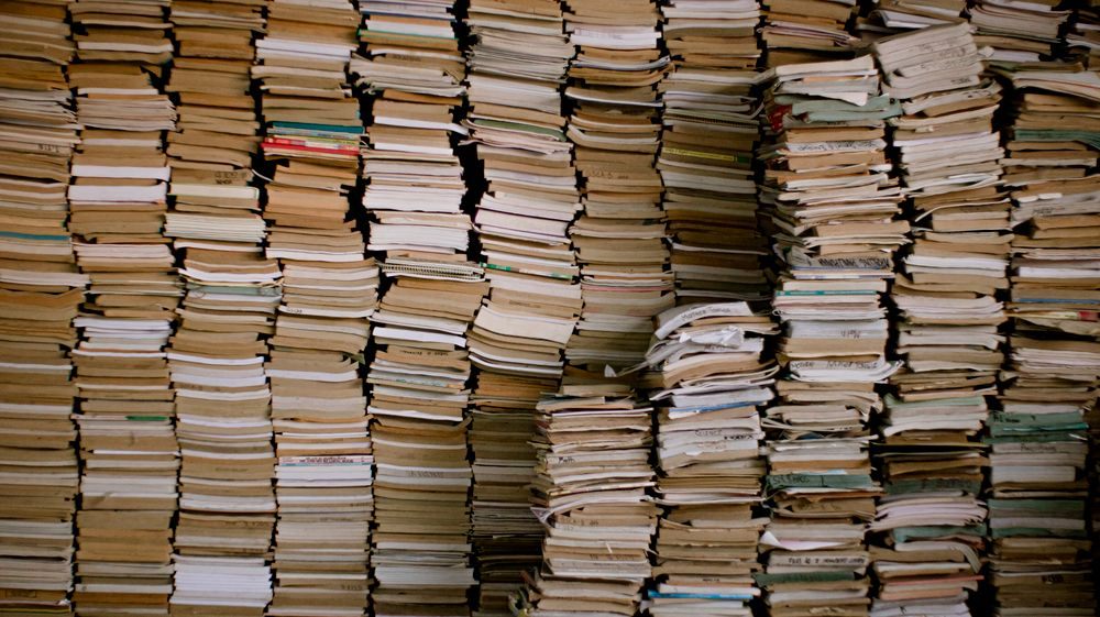 Piles de livres d’occasion aux pages et couvertures patinées.